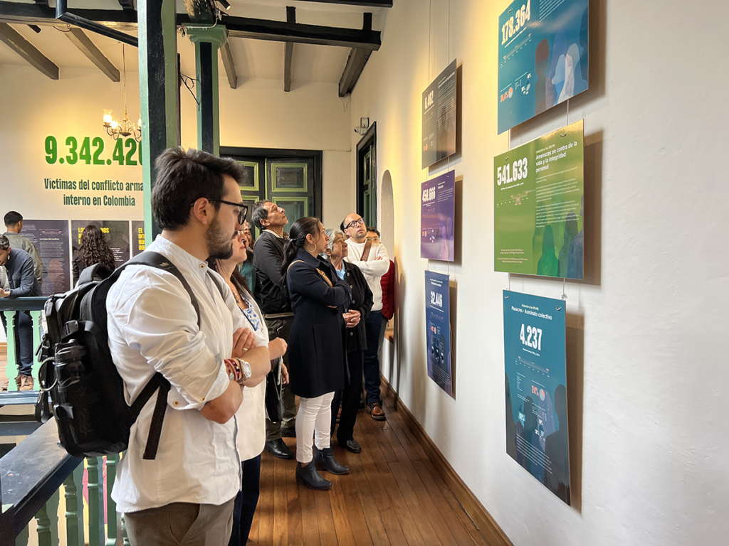 Hombre ve Fotos de la exposición “Hay futuro si hay verdad