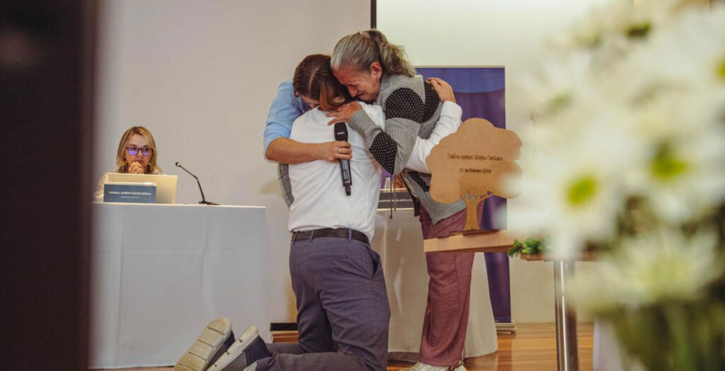 Tres personas, dos víctimas de desaparición y su victimario, fundidas en un abrazo en la JEP