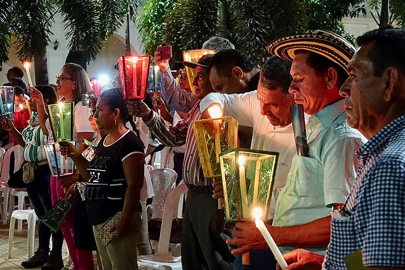 Gente con faroles en los Montes de María