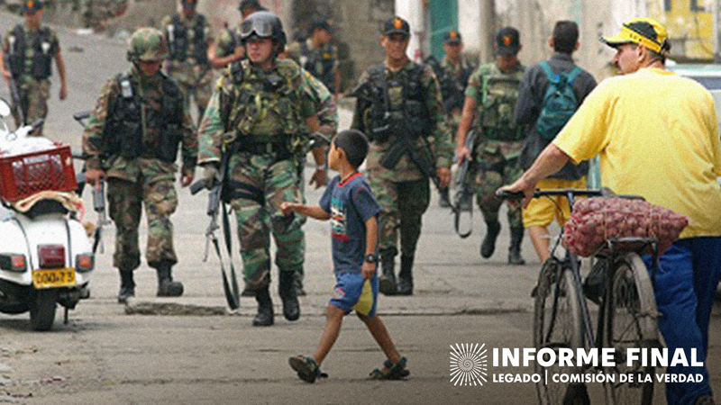 Un niño camina en la calle en medio del ejercito