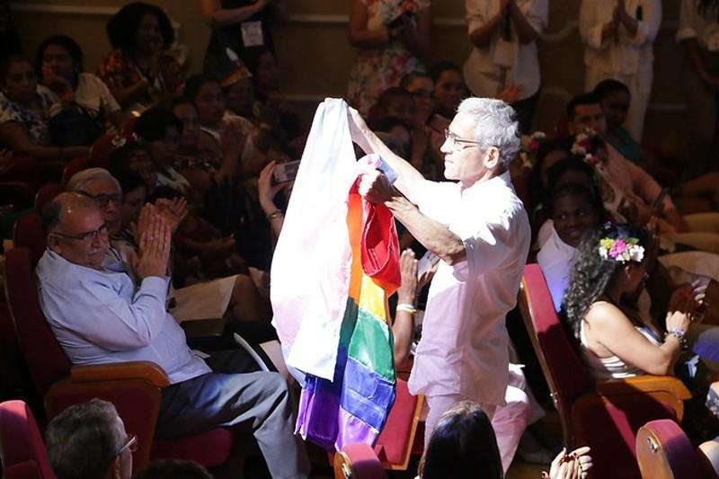 Francisco de Roux sosteniendo una bandera por los drechos LGBTIQ