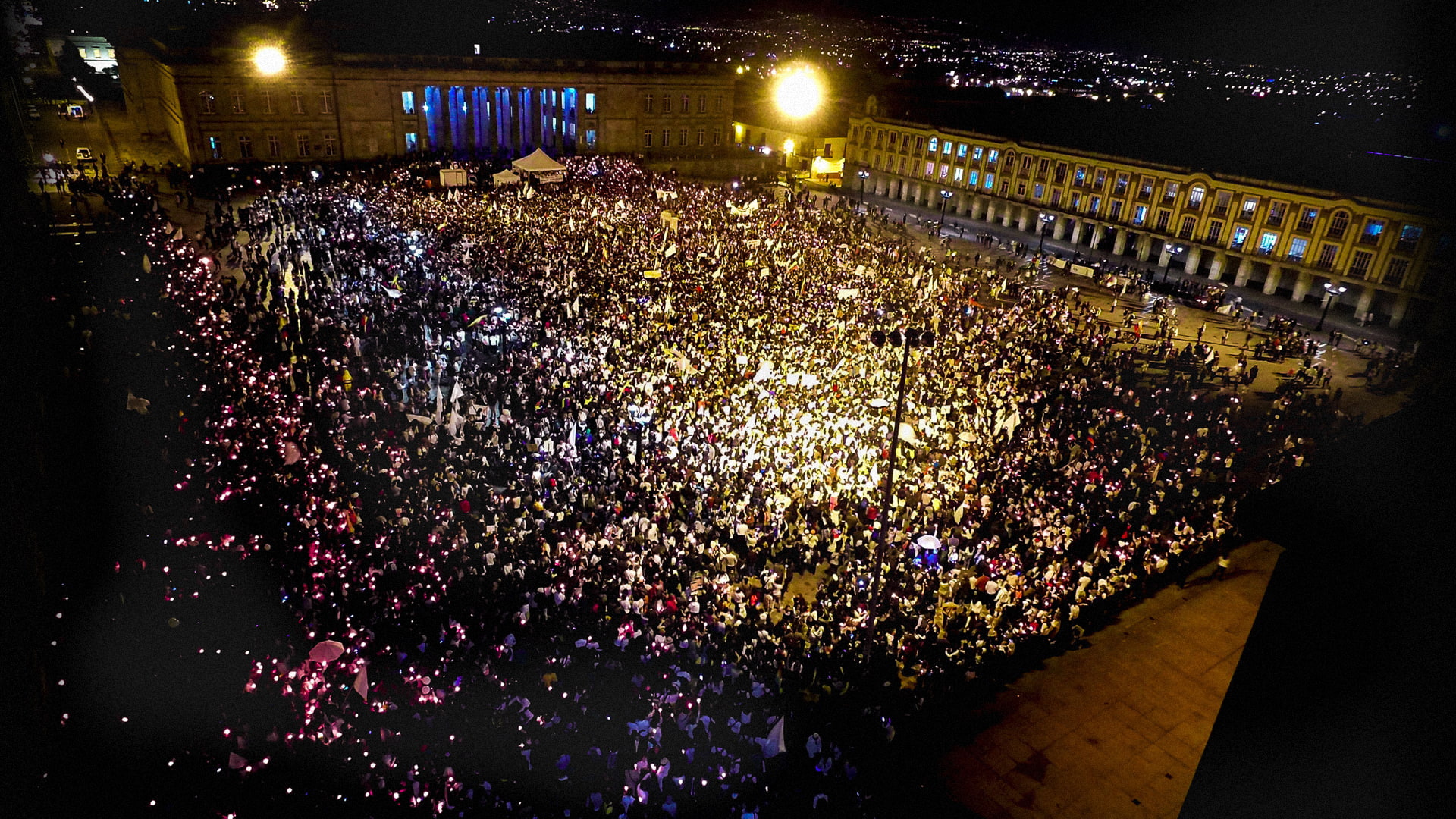 Multitud en la plaza de Bolivar por el acuerdo de Paz