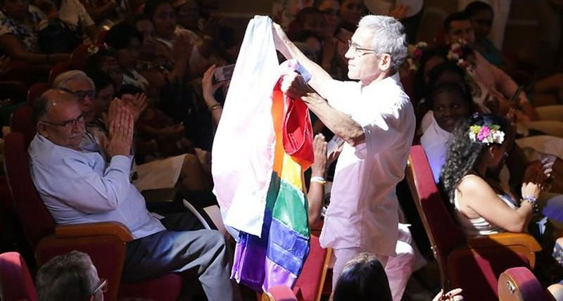 Francisco de Roux sosteniendo una bandera por los drechos LGBTIQ