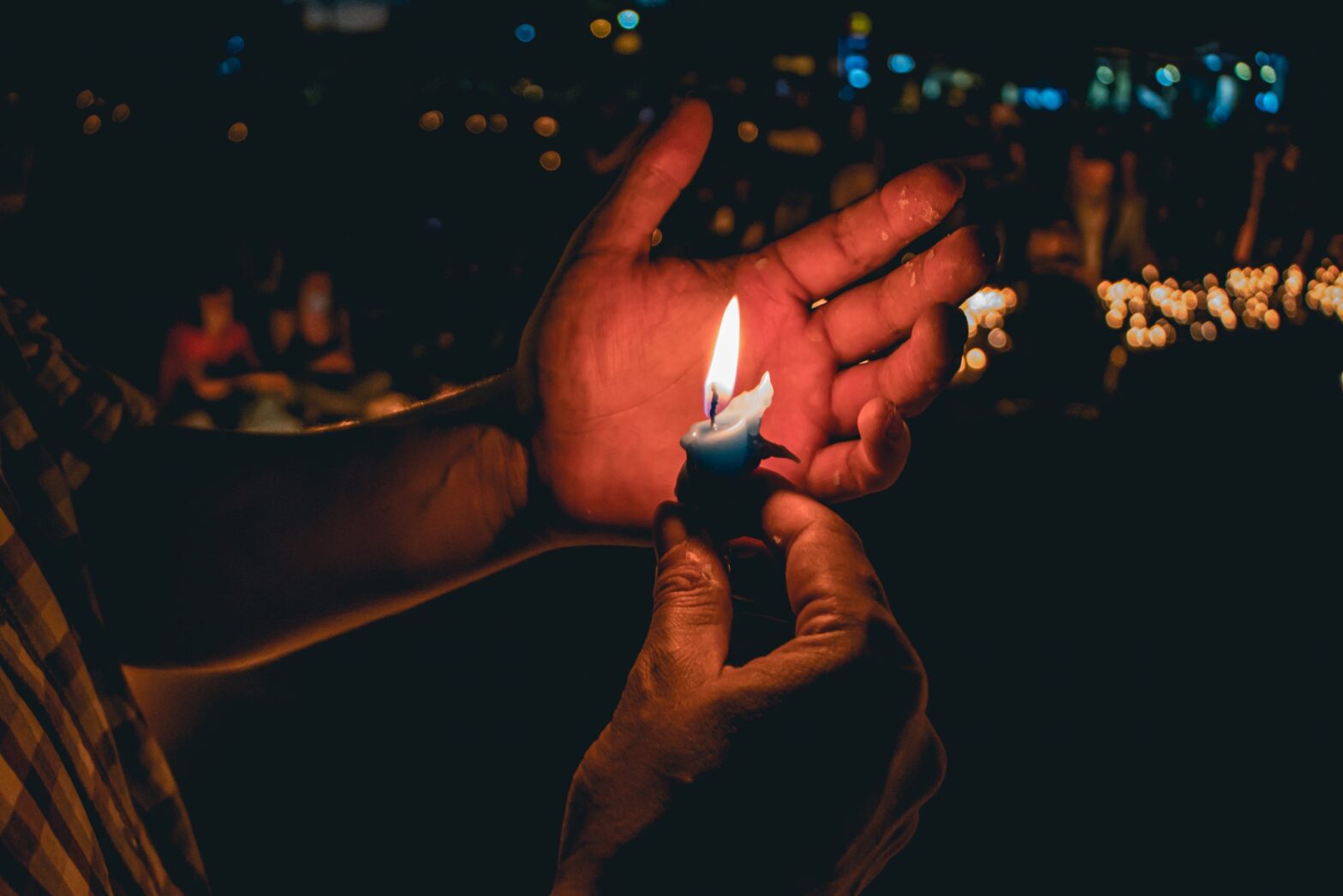 Persona con una vela en la mano