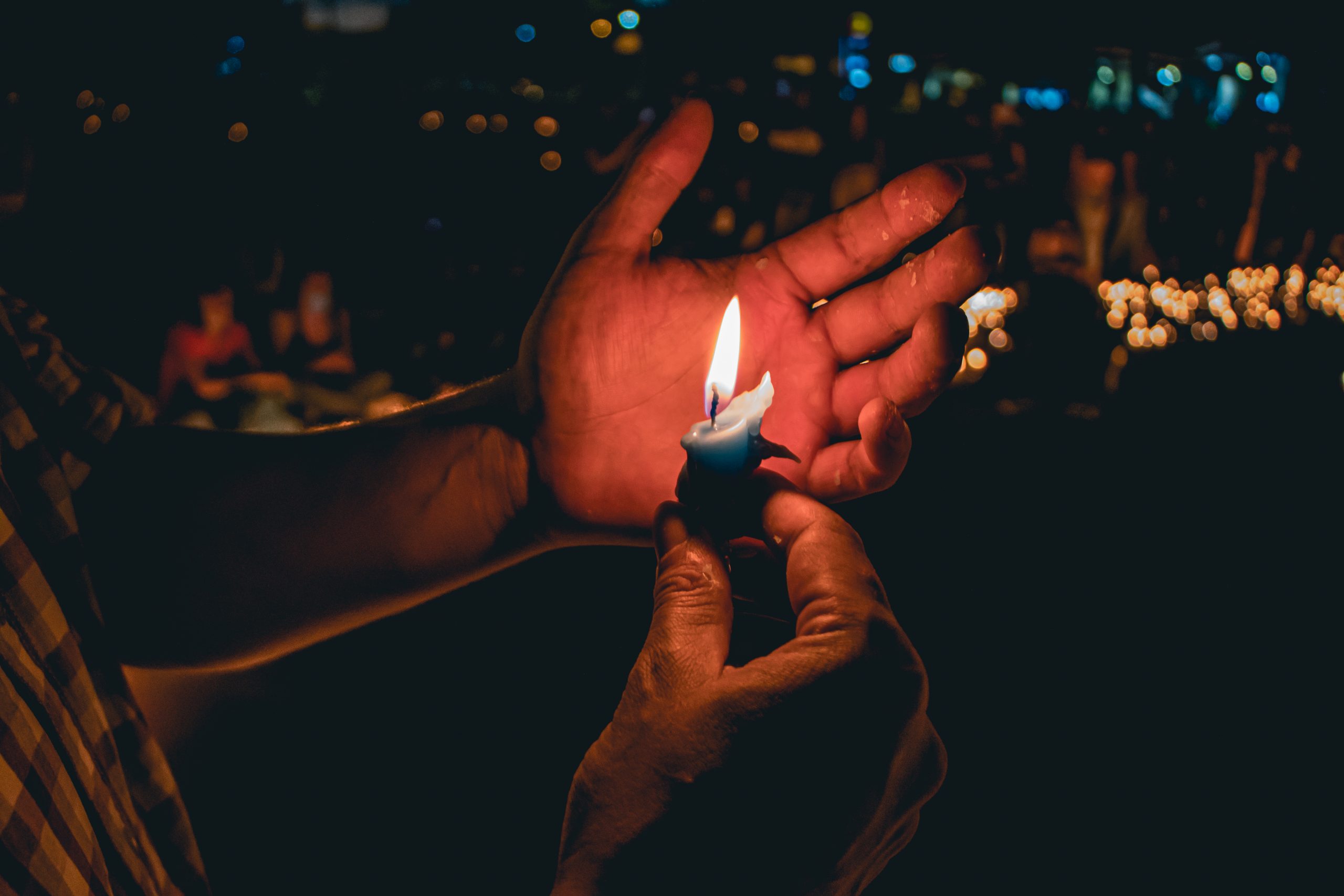 Persona con una vela en la mano