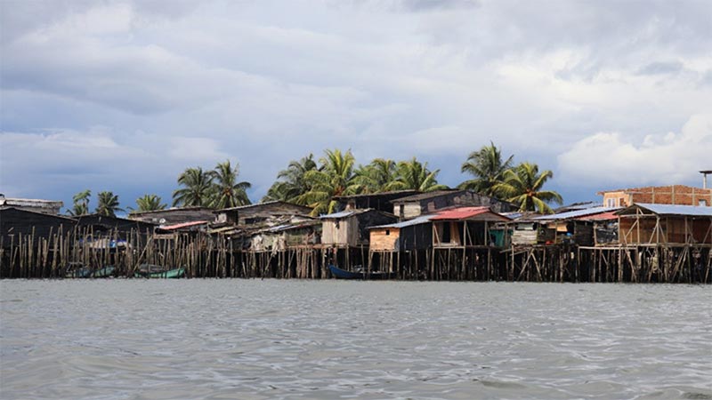 Palafitos en el mar de buenaventura