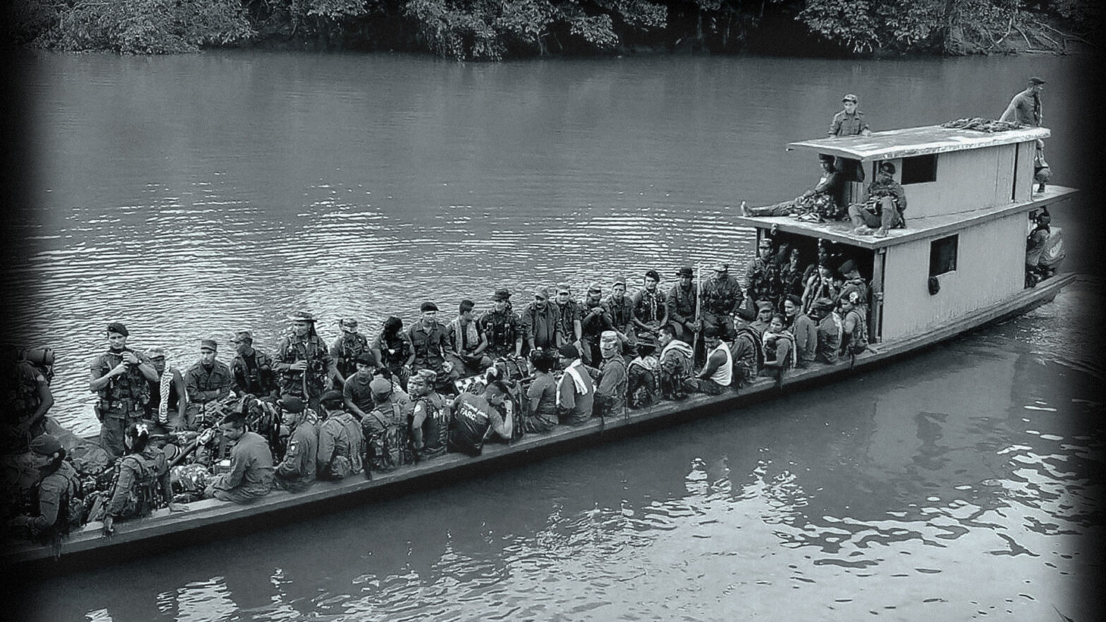 Lancha con cambatientes sobre un río en blanco y negro