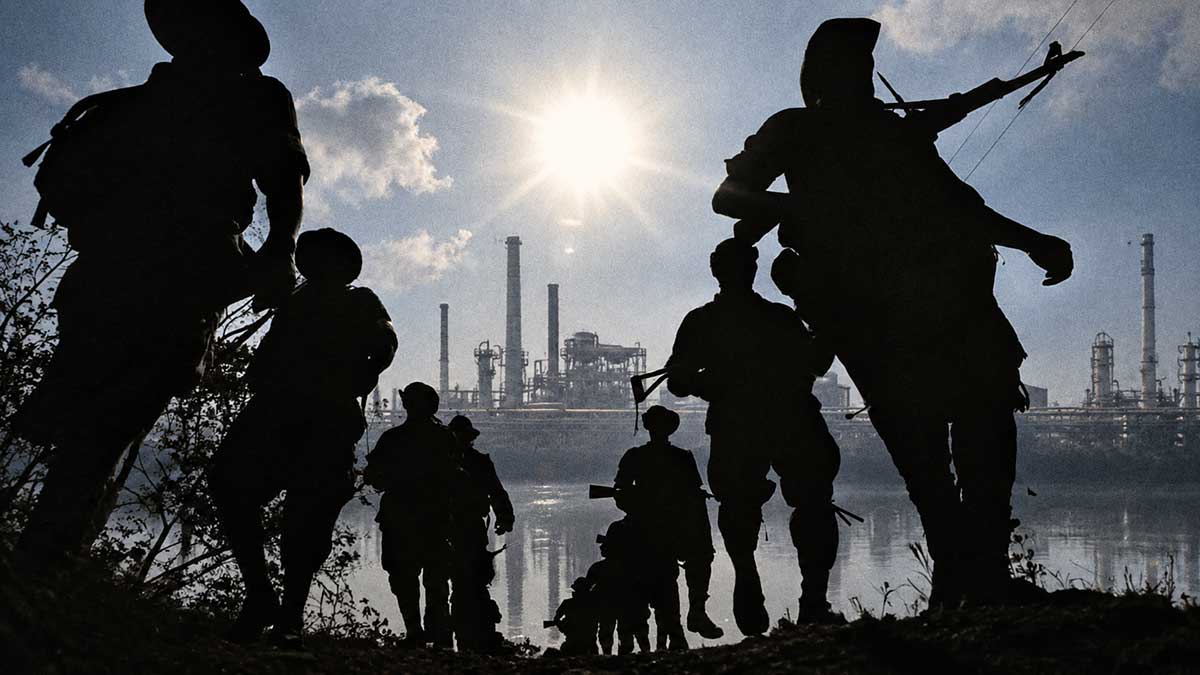 Montaje de una foto sobre paramilitares con la refineria de barrancabermeja detrás