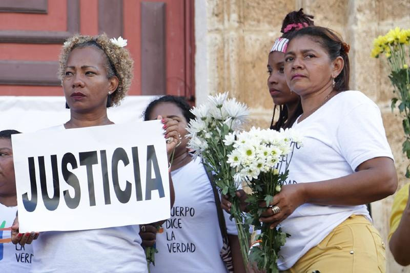 Personas reclamando justicia en un acto conmemorativo
